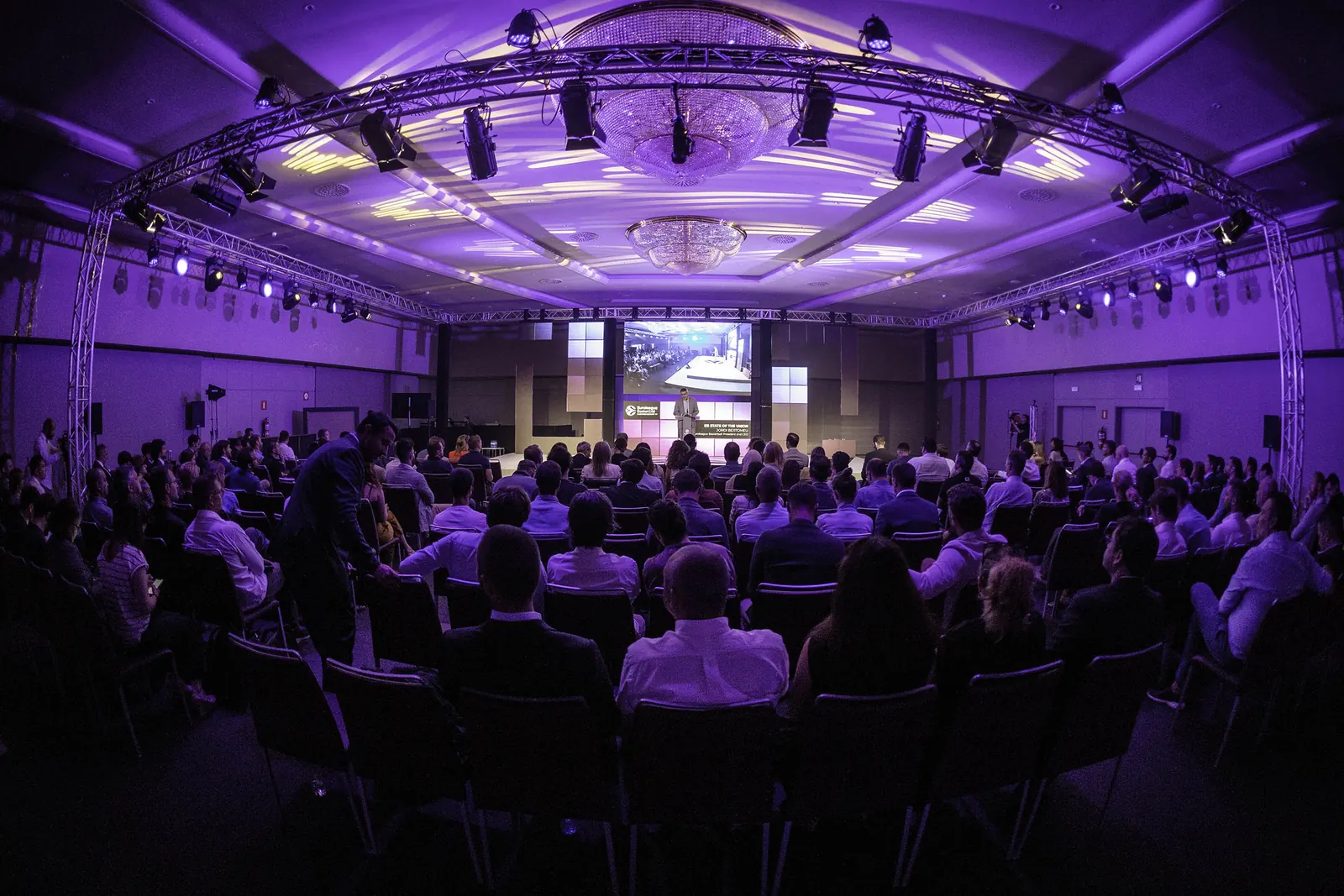 Esdeveniment corporatiu produït per Moud Events — sala amb assistents i escenari